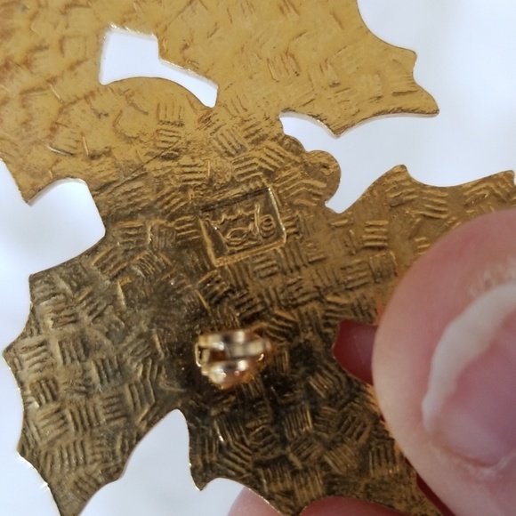 Cloisonne Enamel Pin Two Birds on Holly - Picture 3 of 3